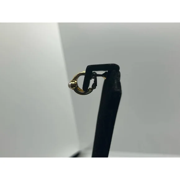 Vintage Napier dainty Gold Tone Pearl Huggie Hoop Screw Back Earrings Signed mcm - Picture 7 of 12